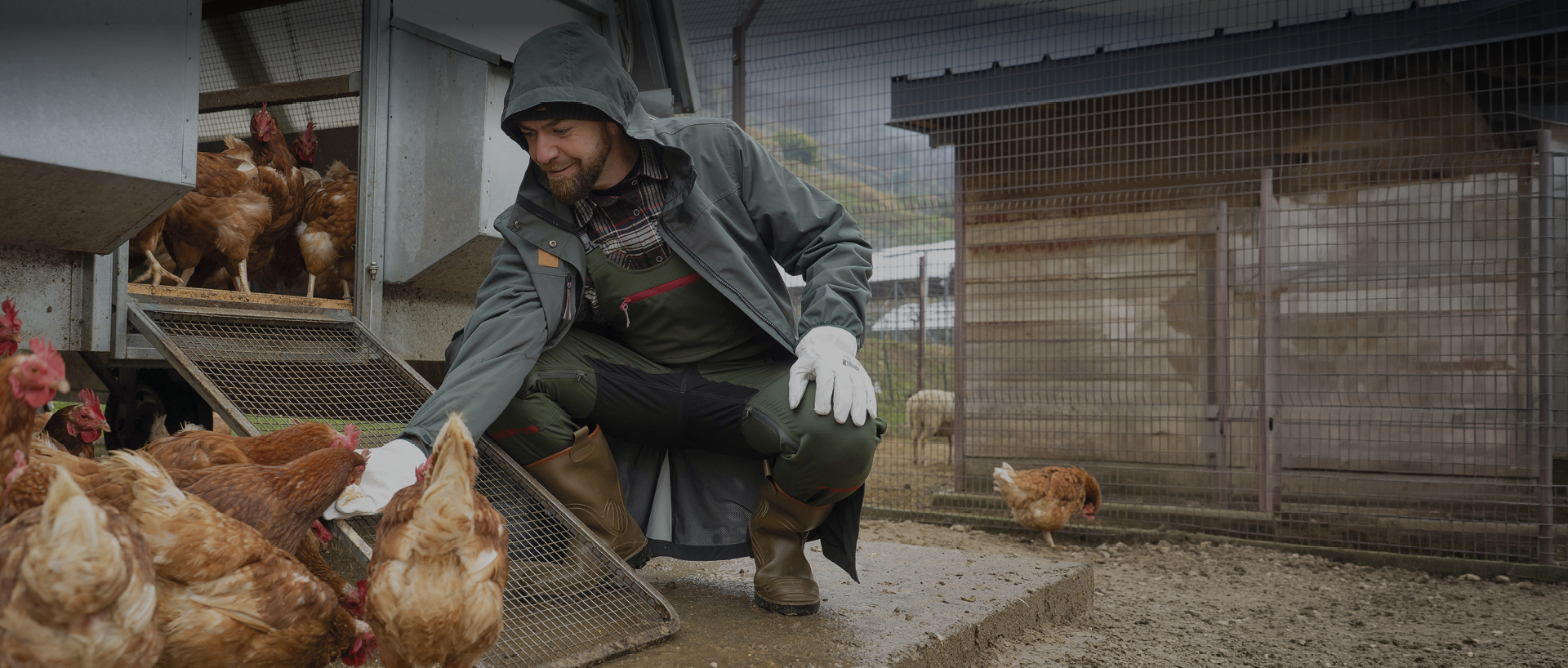 Operatore agricolo K-FARM al lavoro in allevamento